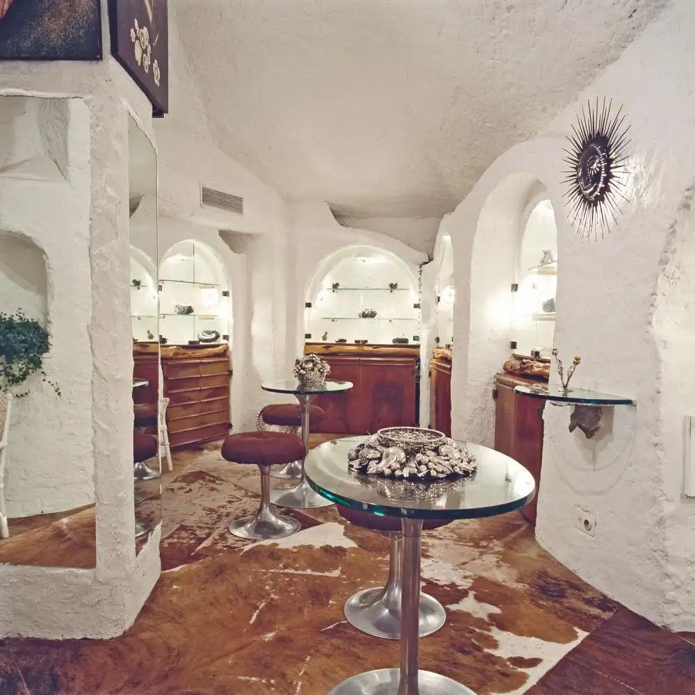 At the end of the First World War, Mario decided that the time was right for him to set up his own venture. And with that, Mario took over Beltrami and Besnati’s business, and opened his first store at Via Santa Margherita 5.